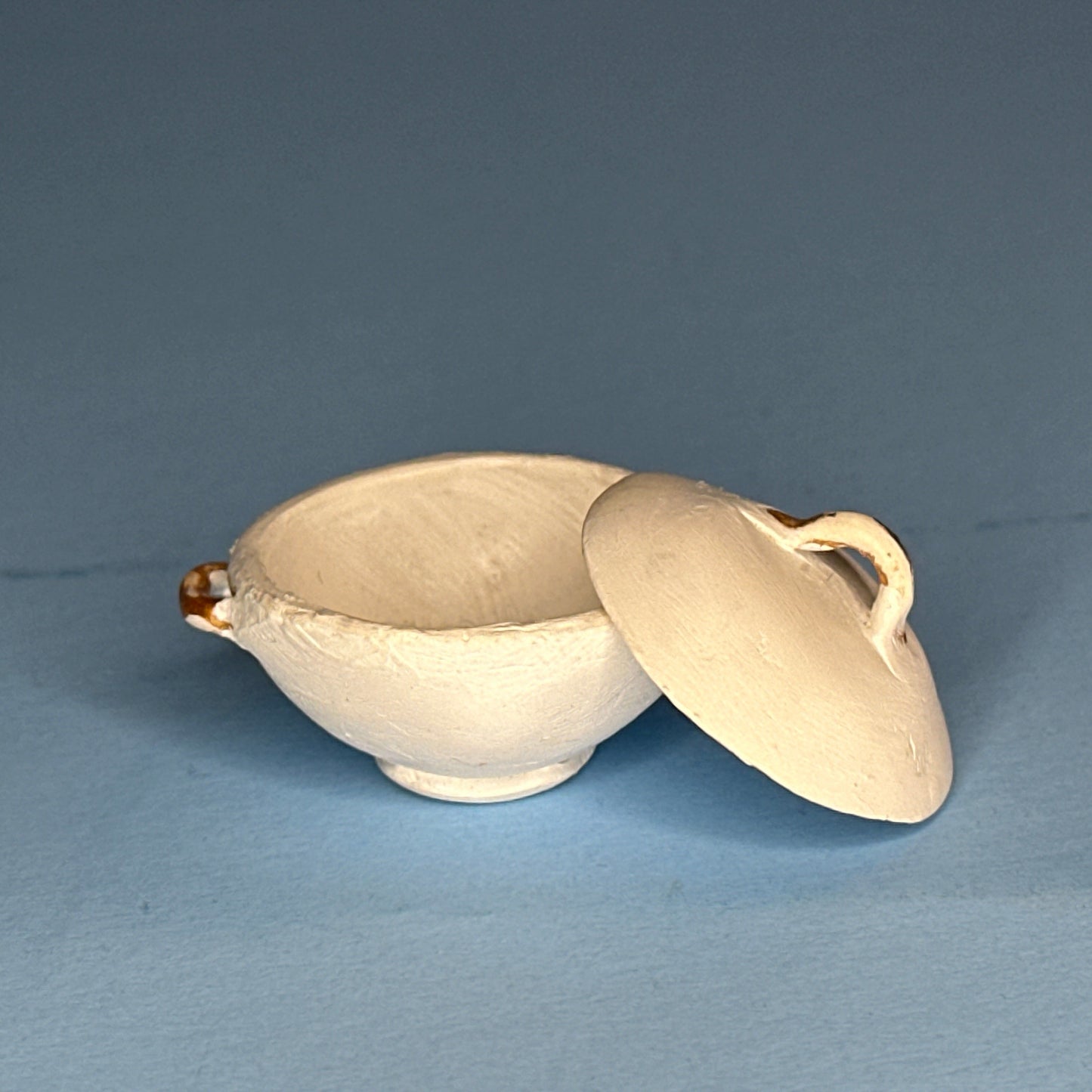 Miniature Off-White Casserole Dish with Lid – 1:12 Scale