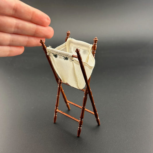 Miniature Folding Laundry Basket for Dollhouses – Wooden Laundry Hamper with Fabric, 1:12 Scale