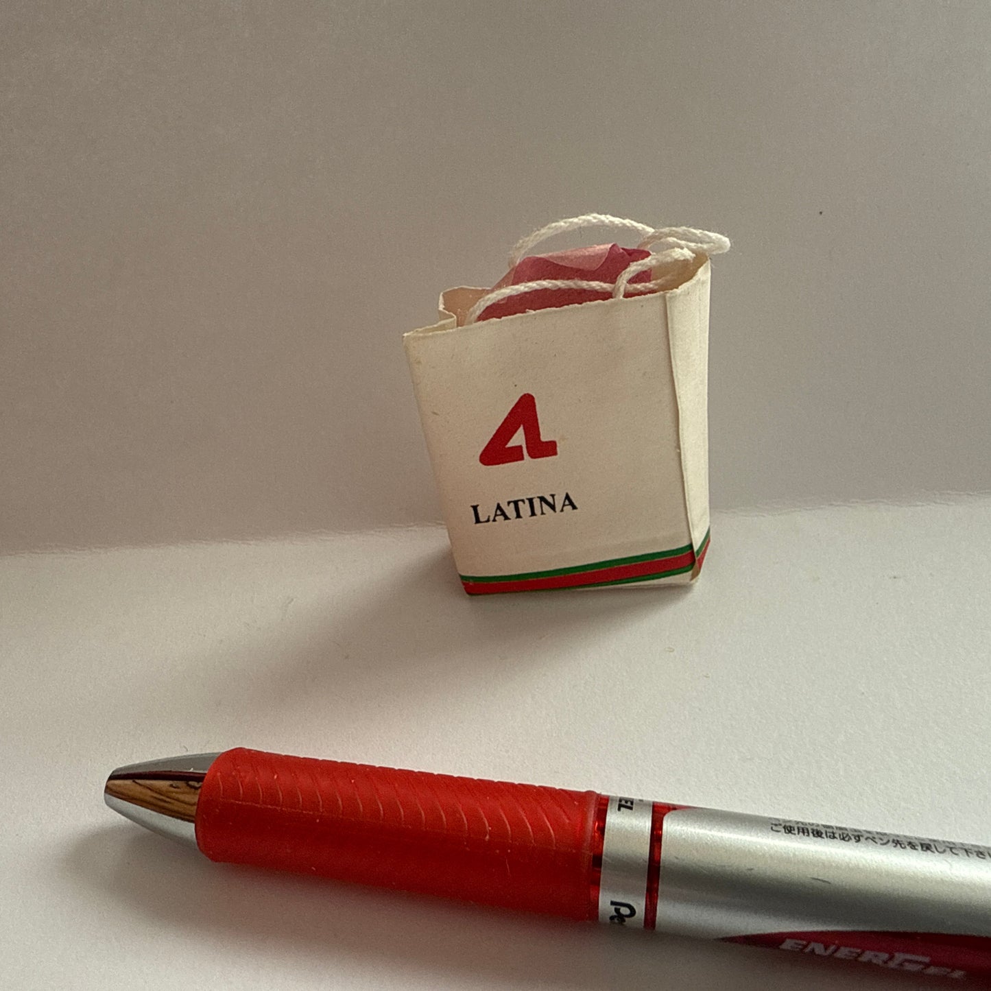 Miniature Shopping Bag for 1:12 Dollhouses – “Latina”