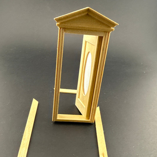 Fenêtre miniature en bois inachevée avec pièces coulissantes et cadre intérieur pour une maison de poupée à l'échelle 1:12.