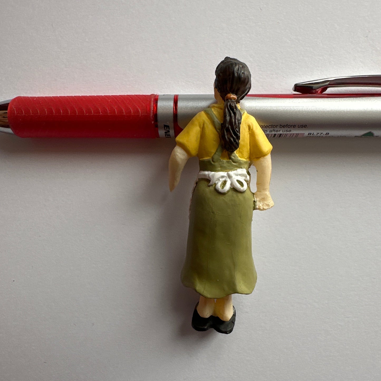 1:24 Scale Miniature Housewife Figurines – Half Scale Dollhouse Figures