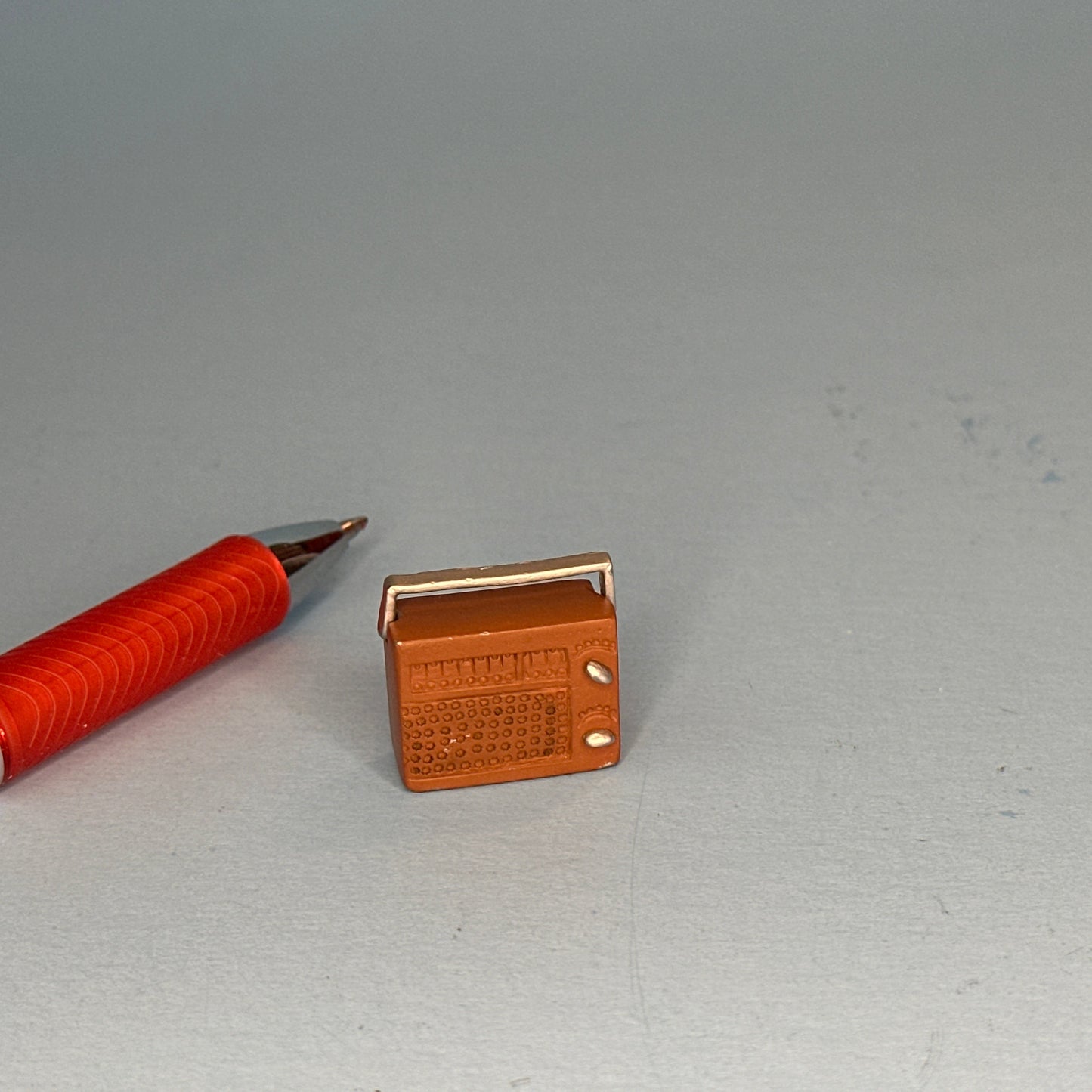 Miniature Dollhouse Radio with Silver Handle and Knobs – 1:12 Scale