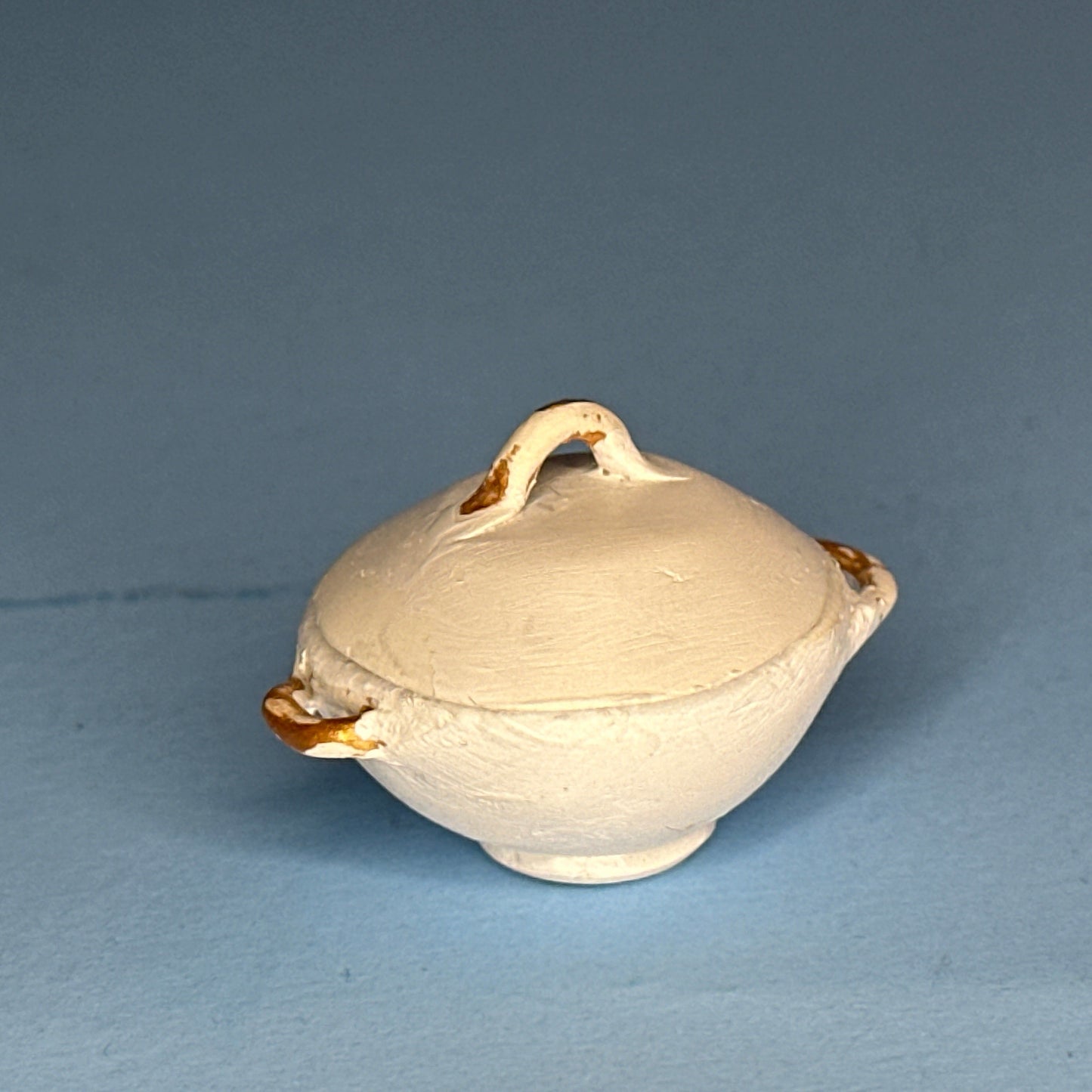 Miniature Off-White Casserole Dish with Lid – 1:12 Scale