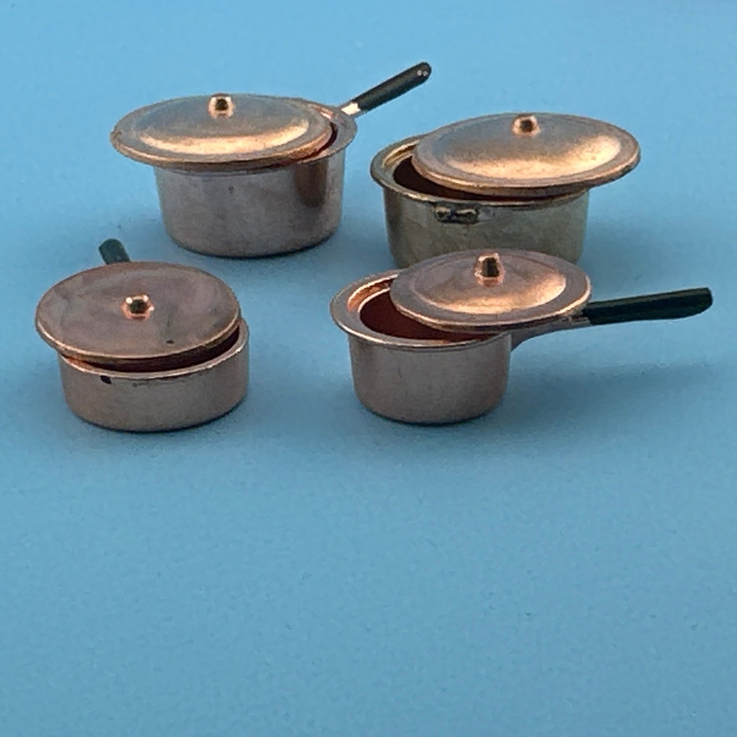 Dollhouse Miniature 1:12 Scale – Set of 4 Cooking Copper Pots with Lids