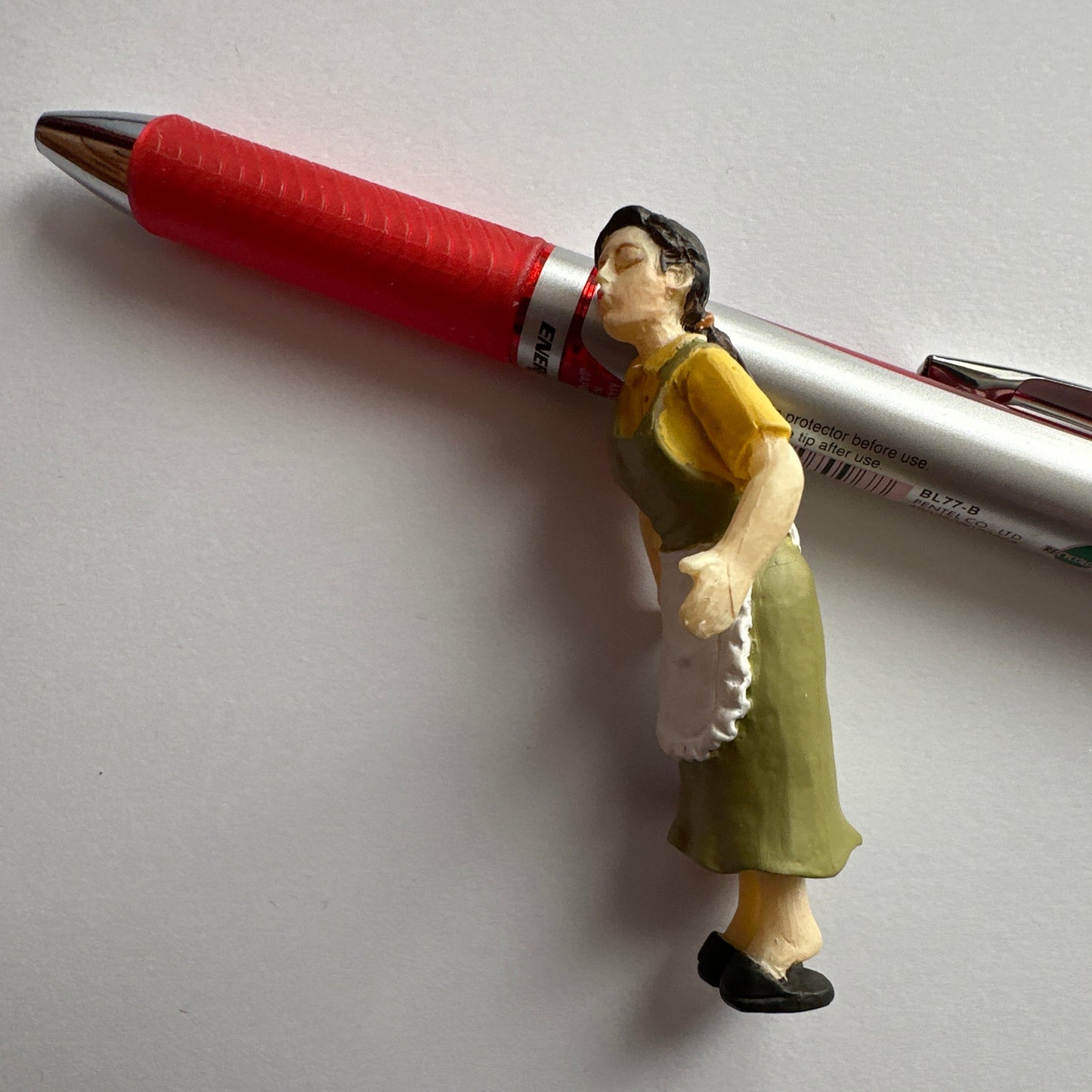 1:24 Scale Miniature Housewife Figurines – Half Scale Dollhouse Figures