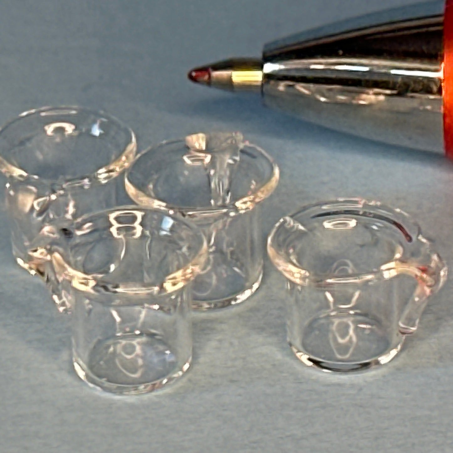 4er Set Glasbecher mit blauem Sockel, Puppenhausminiatur, klar, Maßstab 1:12
