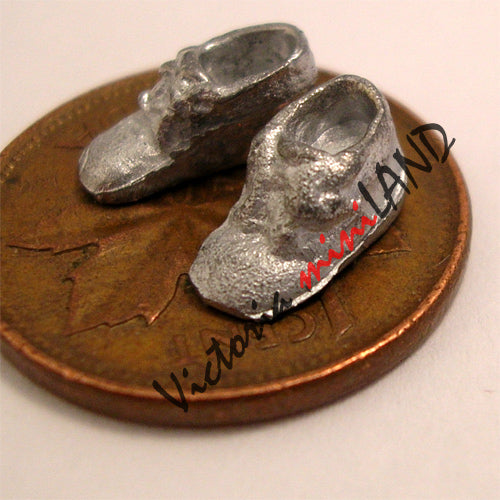 CHAUSSURES DE BÉBÉ 1/4"L miniature en métal non finie pour maison de poupée - Faites-le vous-même