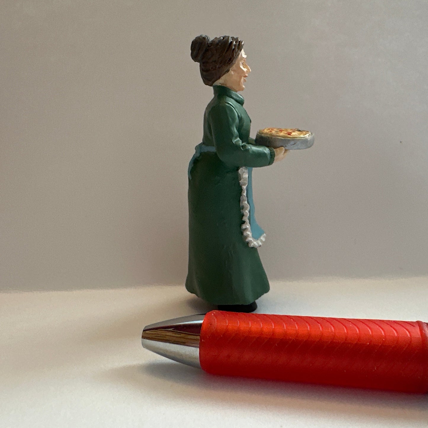 1:24 Scale Miniature Grandma Figurine Holding Pizza – Half Scale Dollhouse Figure
