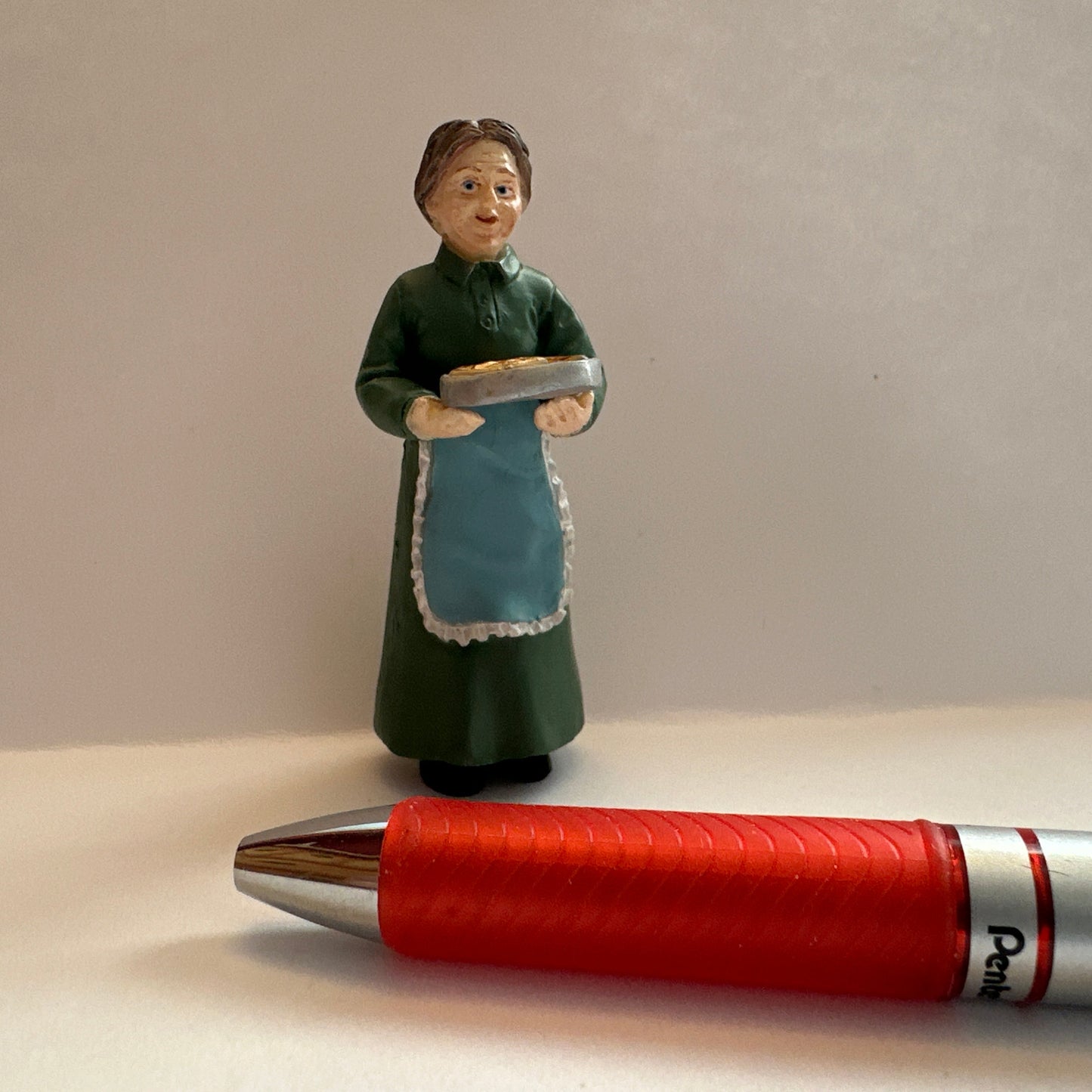 1:24 Scale Miniature Grandma Figurine Holding Pizza – Half Scale Dollhouse Figure