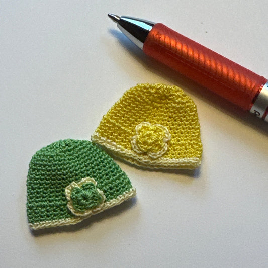 Dollhouse Miniature – Knitted Wool Hat with Flower 1:12