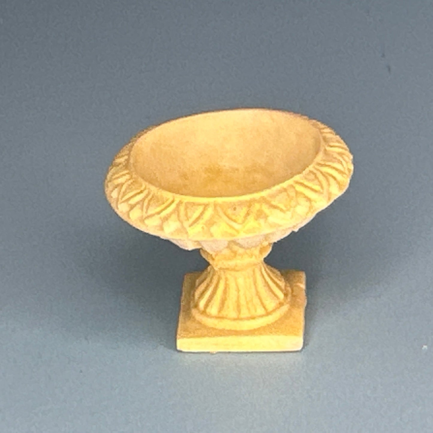 Dollhouse Urn Planter – Elegant Off-White (1:12 Scale)