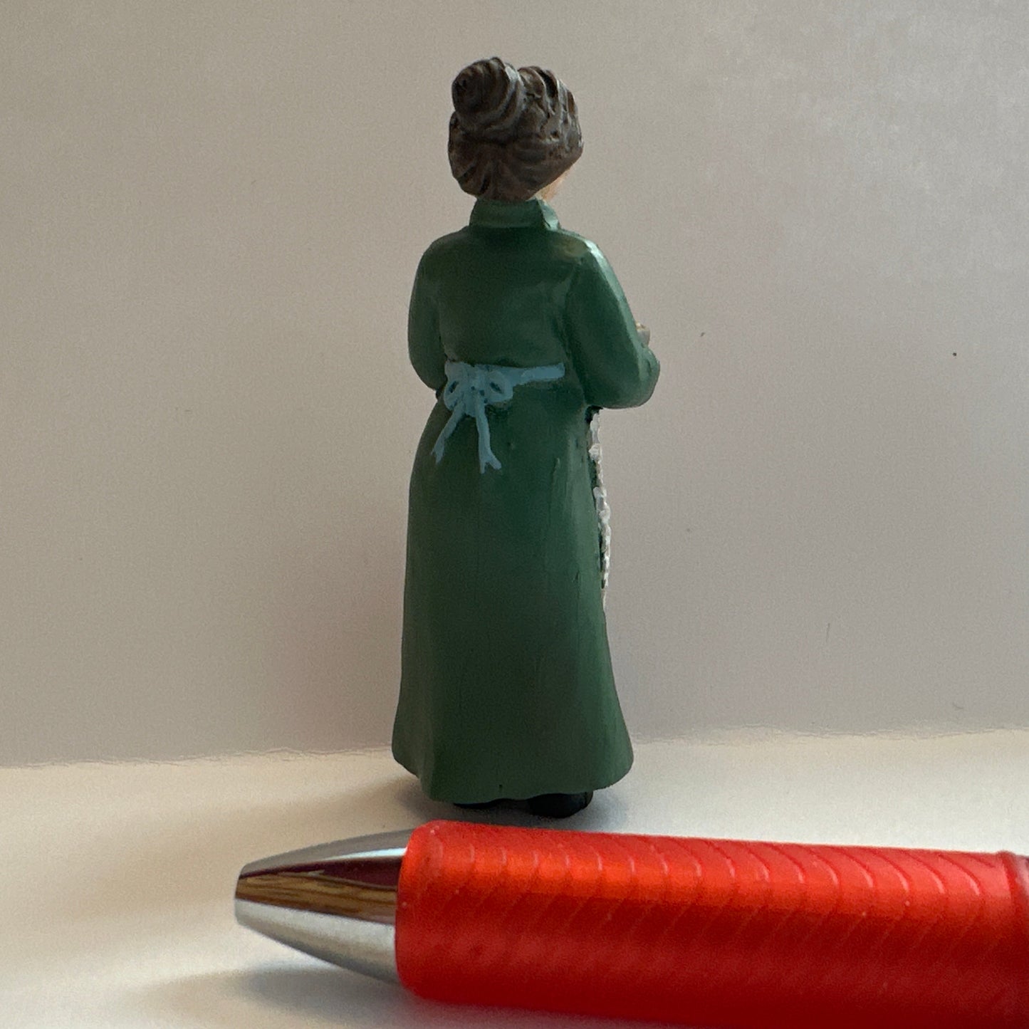 1:24 Scale Miniature Grandma Figurine Holding Pizza – Half Scale Dollhouse Figure