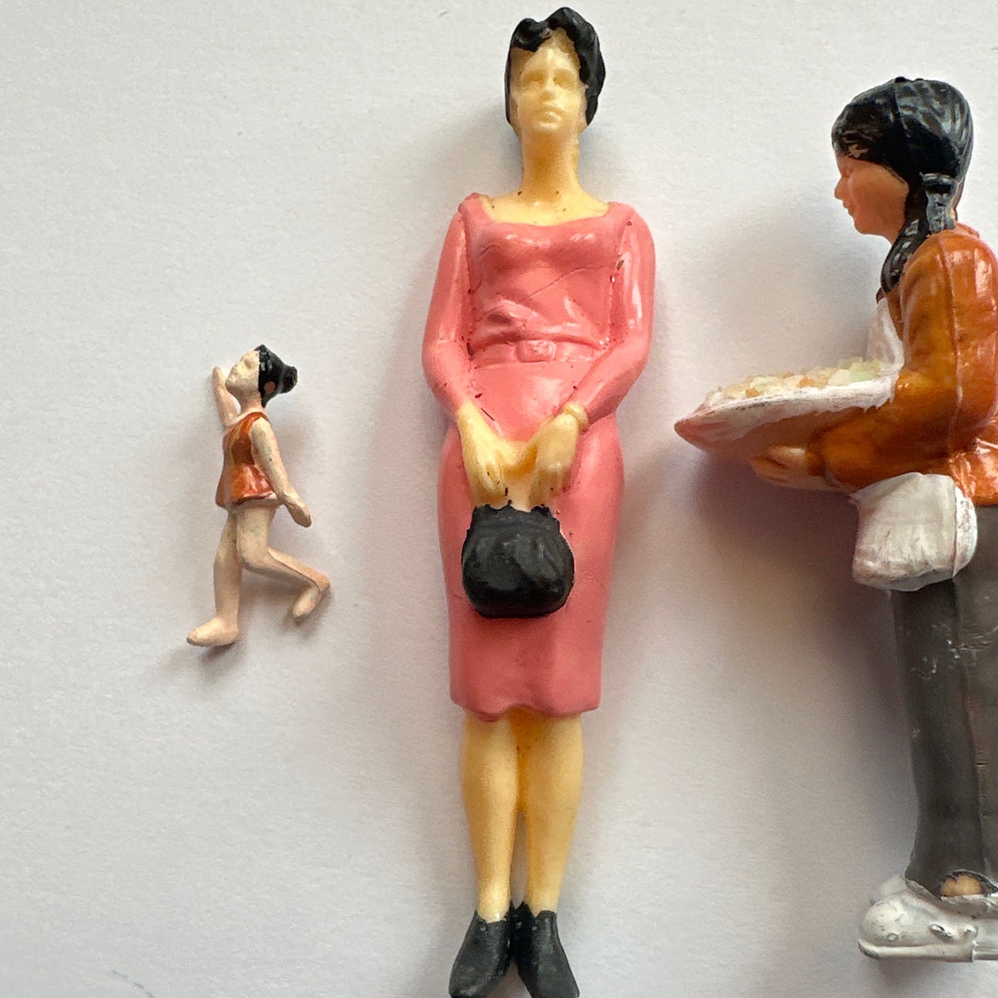 1:24 Scale Miniature Figures – Lady with Purse and Little Girl Serving Food
