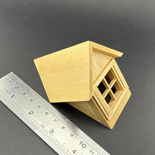 Fenêtre miniature en bois inachevée avec pièces coulissantes et cadre intérieur pour une maison de poupée à l'échelle 1:12.