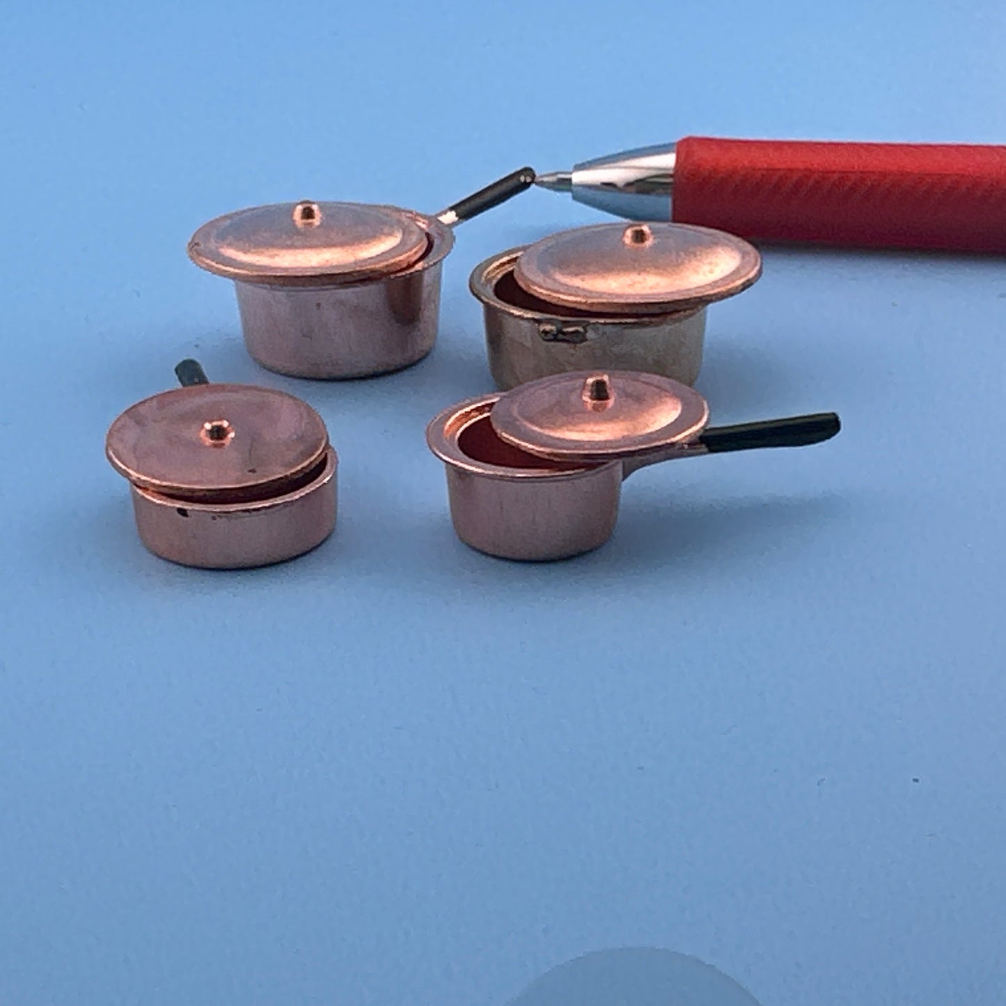 Dollhouse Miniature 1:12 Scale – Set of 4 Cooking Copper Pots with Lids