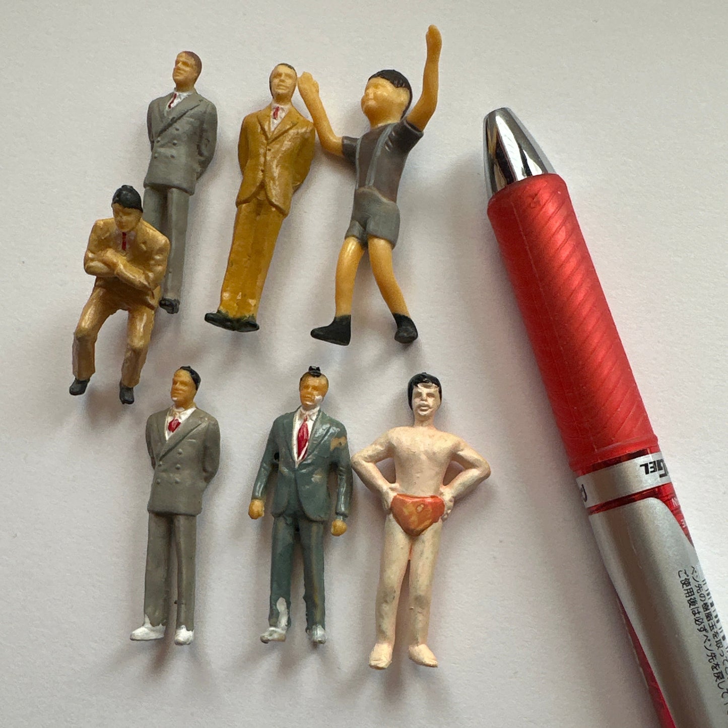 1:24 Scale Miniature Figures – Assorted Adults and Child