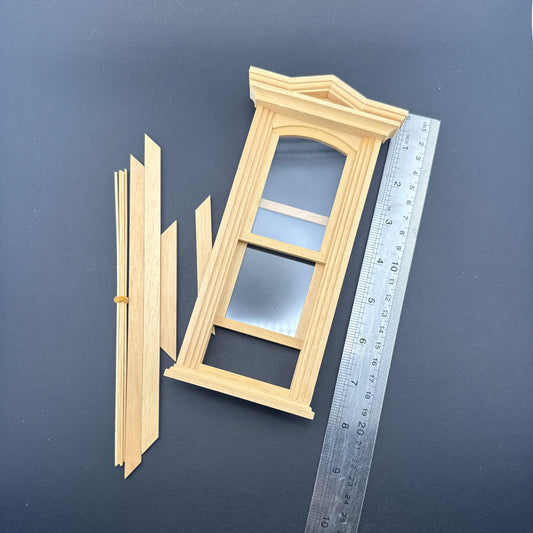 Unfertiges Miniaturfenster aus Holz mit Schiebeteilen und Innenrahmen für ein Puppenhaus im Maßstab 1:12.
