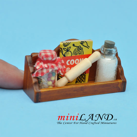 Accessoires de cuisine sur une étagère à l'échelle 1:12