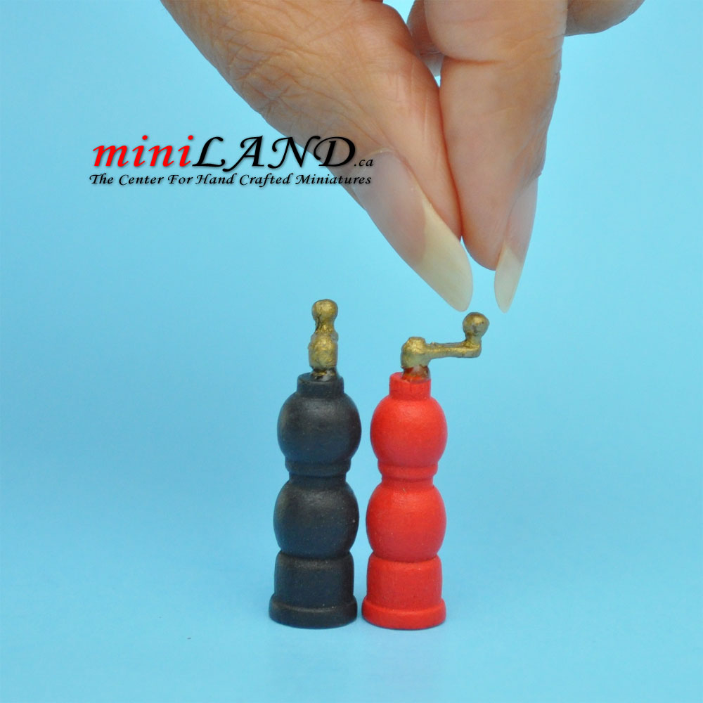 Tall and colourful salt and pepper grinder 1:12 scale