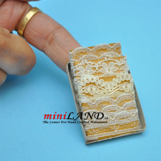 Spitzenbesätze in verschiedenen Stilen Puppenhausminiatur im Maßstab 1:12