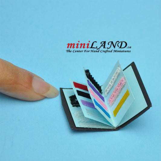 Buch mit Stoffbandmustern Puppenhausminiatur im Maßstab 1:12