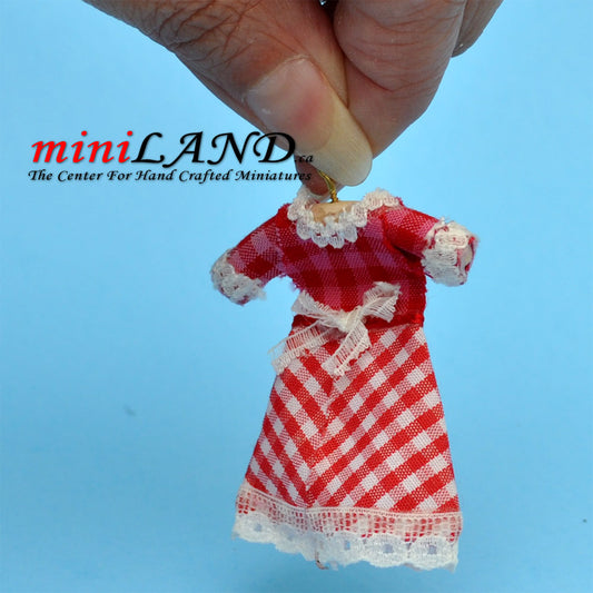 Kariertes rotes Kleid auf Kleiderbügel Puppenhausminiatur 1:12
