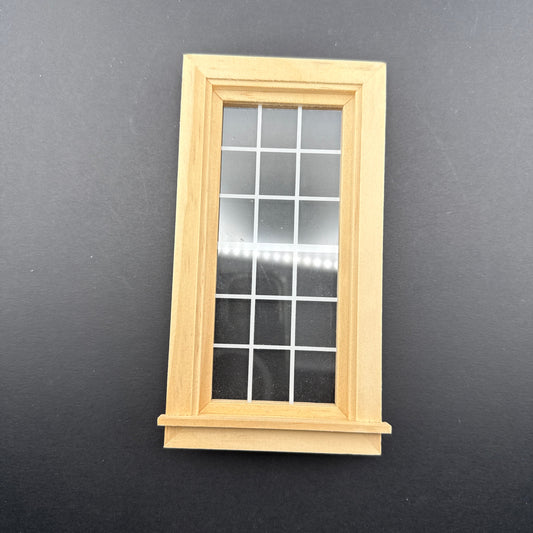 Fenêtre miniature en bois inachevée avec pièces coulissantes et cadre intérieur pour une maison de poupée à l'échelle 1:12.