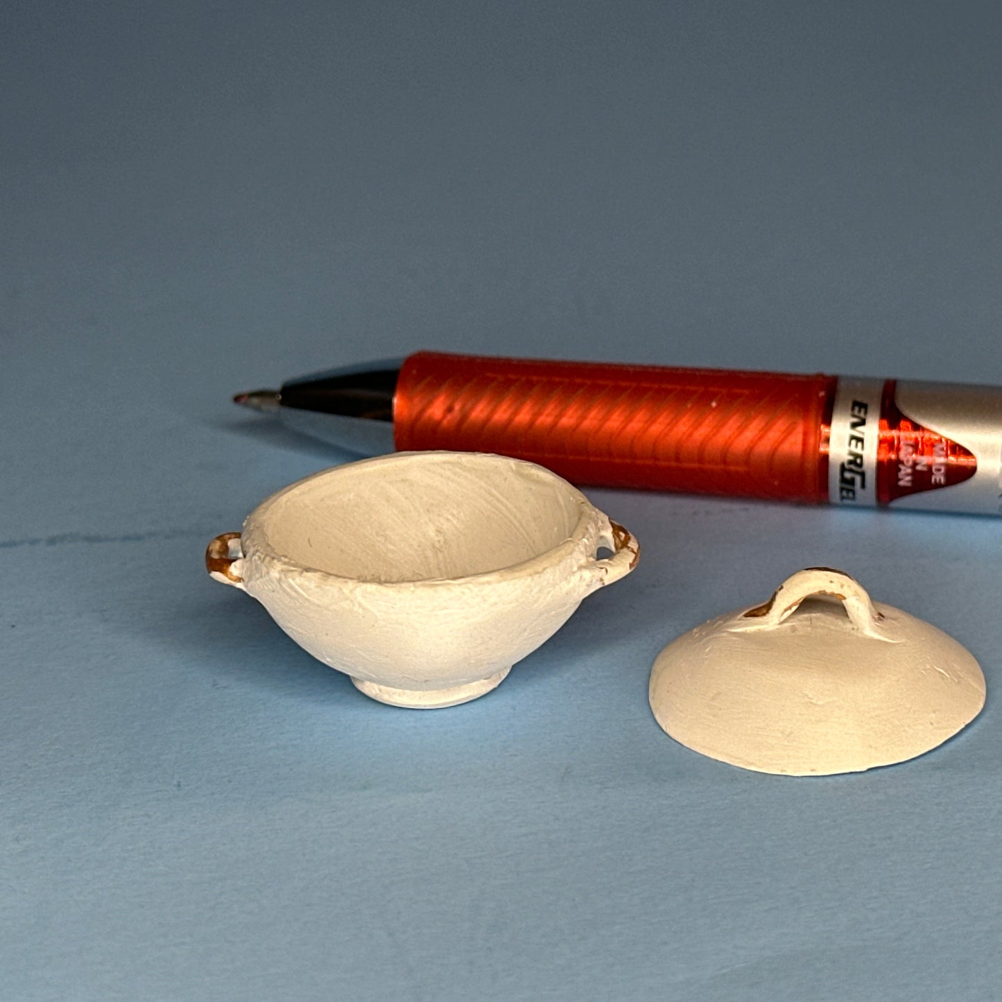 Miniature Off-White Casserole Dish with Lid – 1:12 Scale