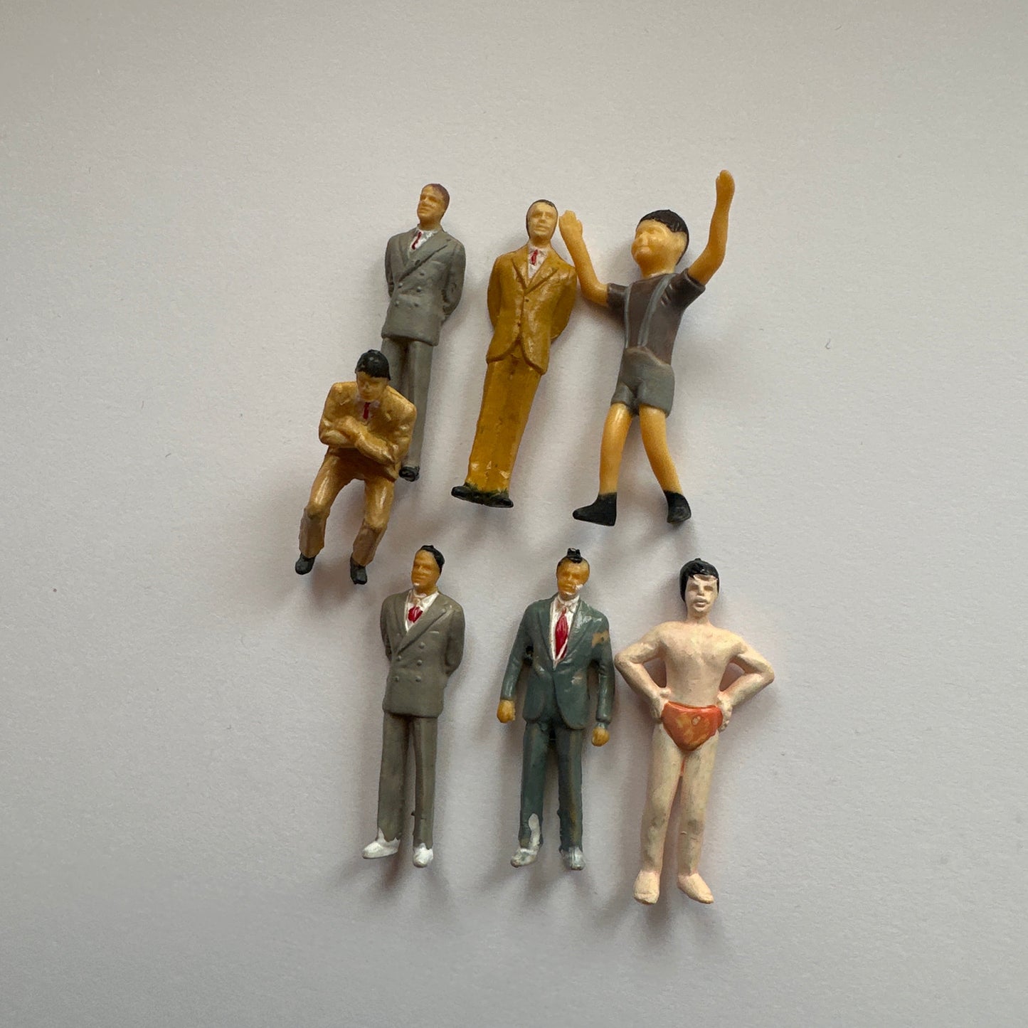 1:24 Scale Miniature Figures – Assorted Adults and Child