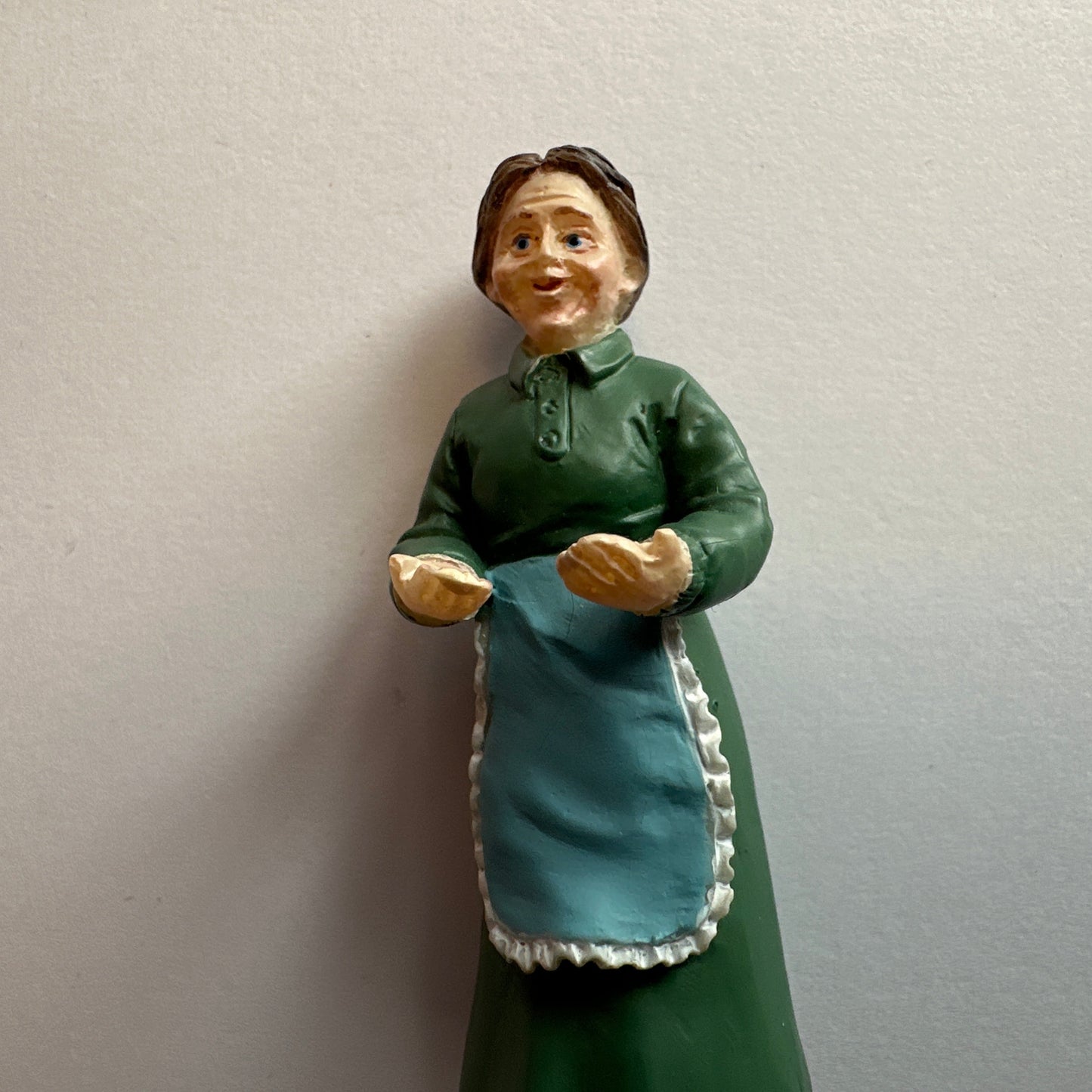 1:24 Scale Miniature Grandma Figurine Holding Pizza – Half Scale Dollhouse Figure