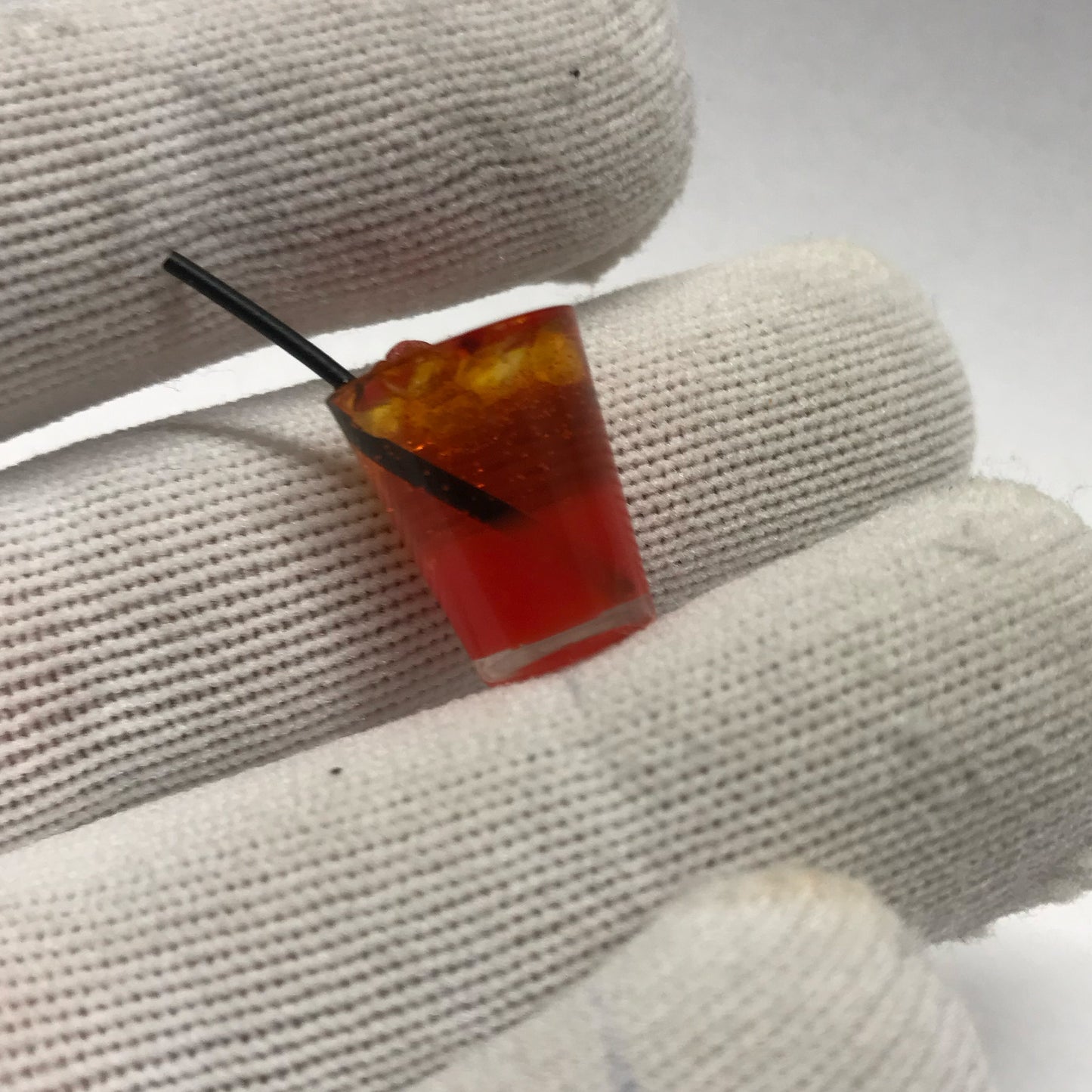 Miniature faite à la main boisson froide rouge avec glace 1:12 accessoires de cuisine pour maison de poupée nourriture