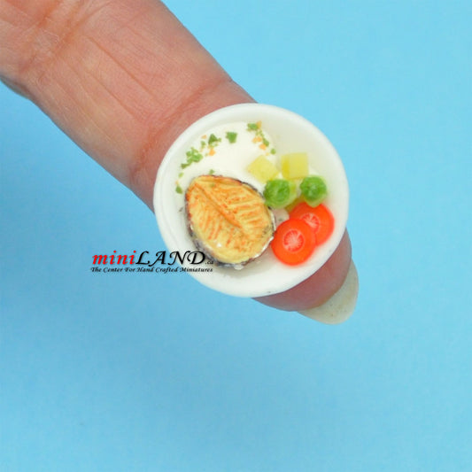 Repas sur une assiette de poisson pour maison de poupée miniature échelle 1:12 Fait main
