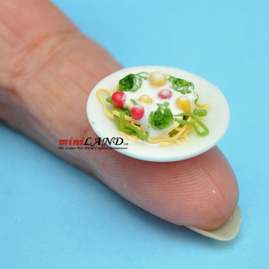 Mahlzeit auf einem Teller Salat für Puppenhaus Miniatur 1:12 Maßstab handgefertigt