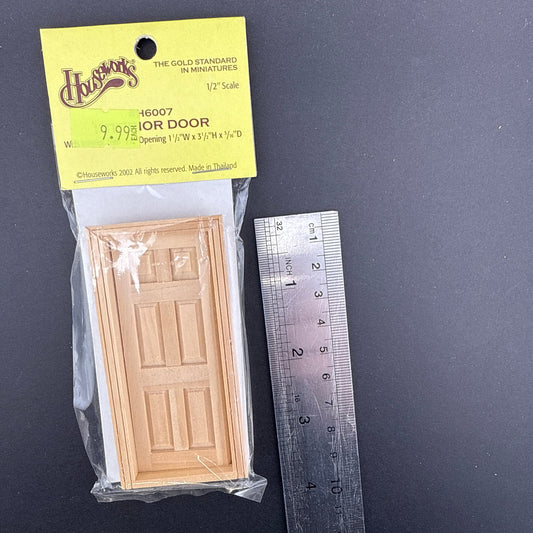 Fenêtre miniature en bois inachevée avec pièces coulissantes et cadre intérieur pour une maison de poupée à l'échelle 1:12.