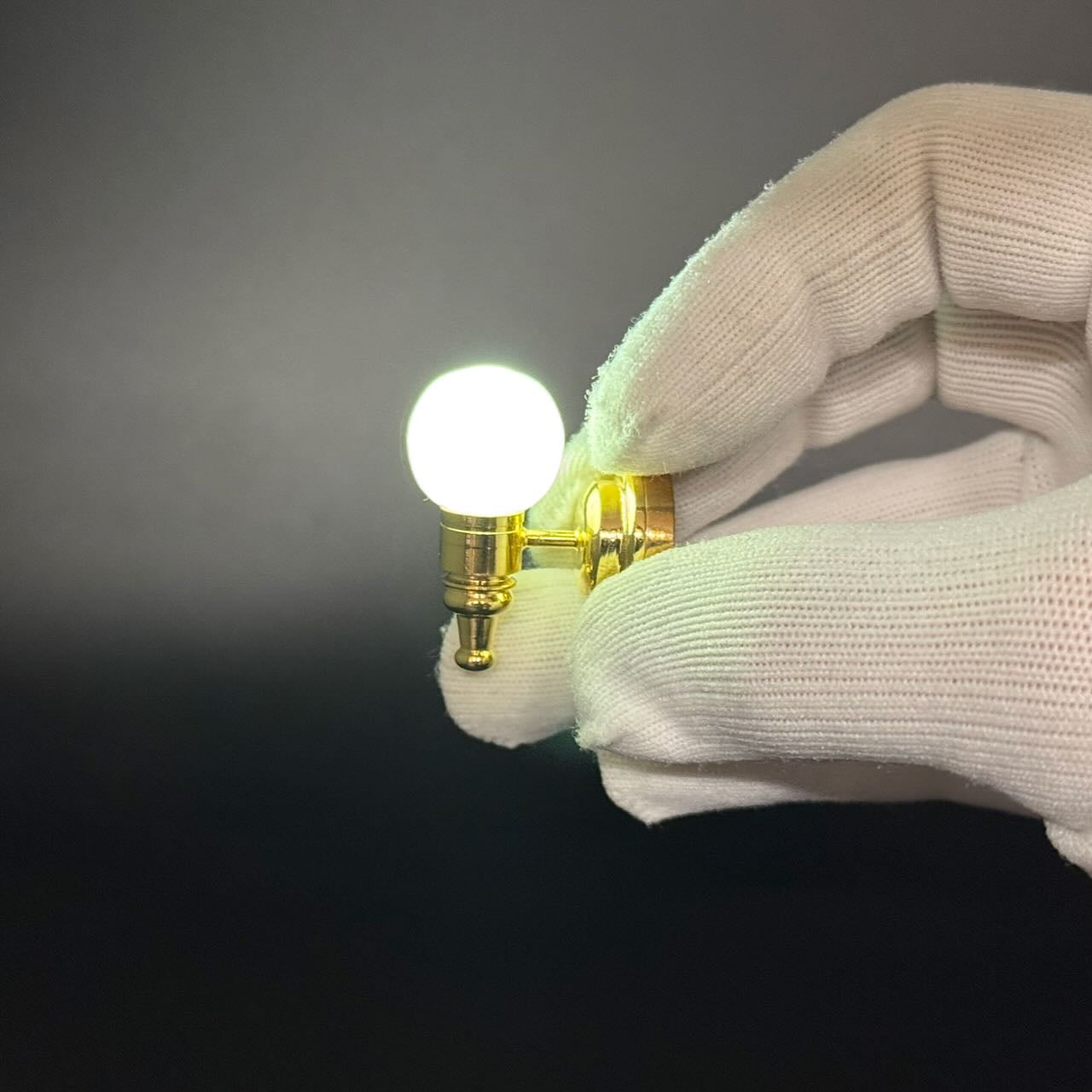 Cold white (blue white) Globe bulb Wall Sconce LED Super bright with On/off switch for dollhouse miniature 1:12 replaceable battery (Copy)