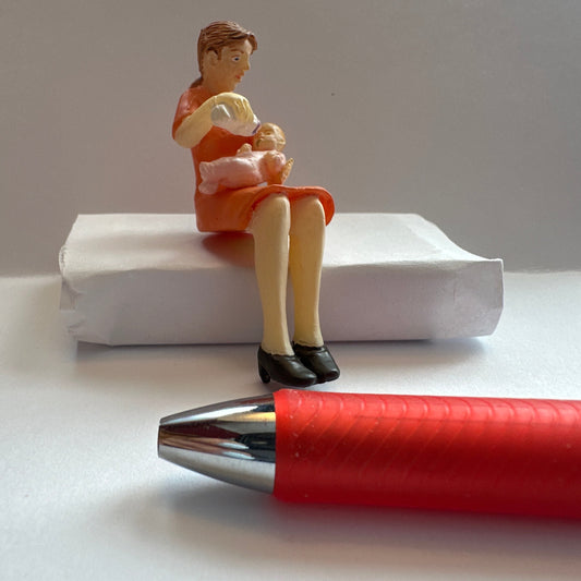 Poupée pliable pour maison de poupée 1:12 - enseignante femme prof professeur lunettes porcelaine avec pièces de pliage pour positionnement de position plier les poupées