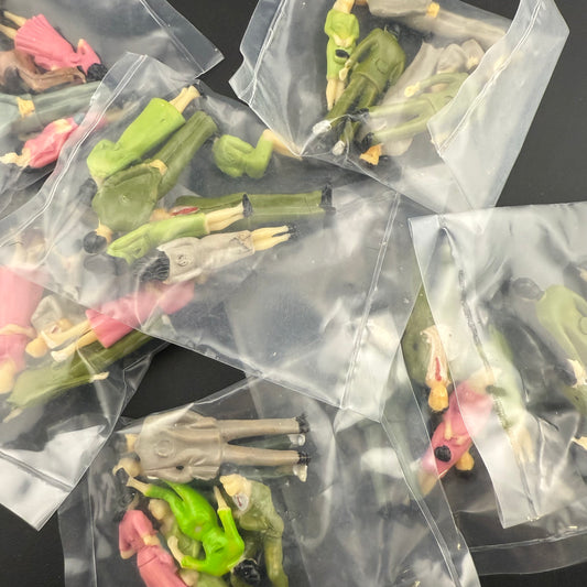 6pcs 1:48 Scale Figures – Mixed Colors, Genders & Poses (Random Collection)