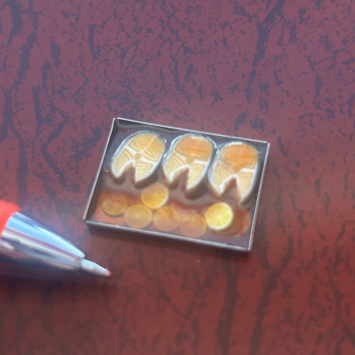Poisson sur une assiette pour maison de poupée miniature échelle 1:12 Fait main SEA007