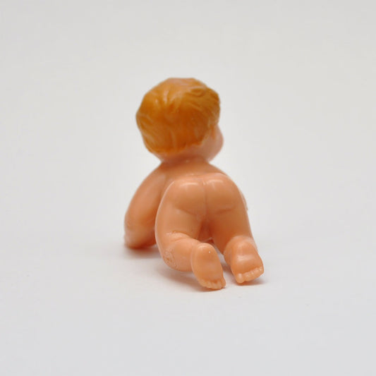Un bébé rampe à quatre pattes Poupée pour miniature de maison de poupée 1:12