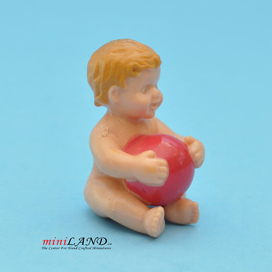 Ein Baby sitzt mit einem Ball Puppe für 1:12 Puppenhaus Miniatur