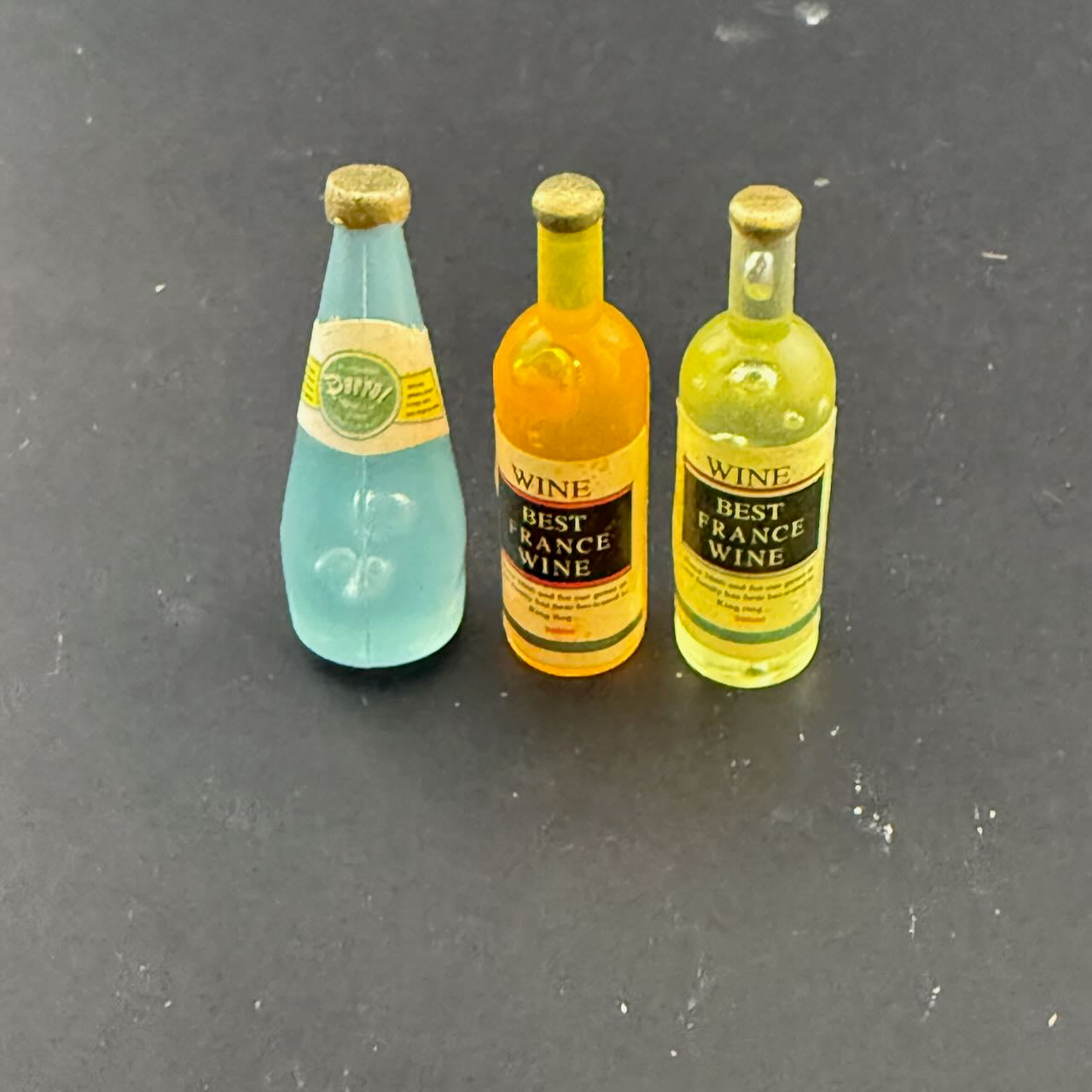 3 Stk. Weinflaschen aus Holz für Puppenhausminiatur im Maßstab 1:12