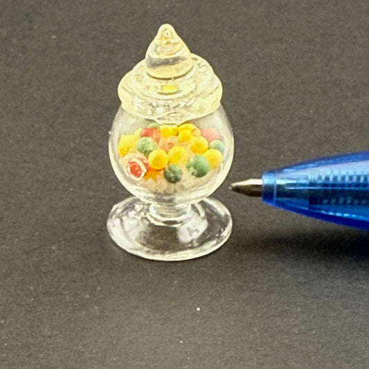 Glasgefäß mit Metalldeckel für Süßigkeiten und Kekse im Maßstab 1:12