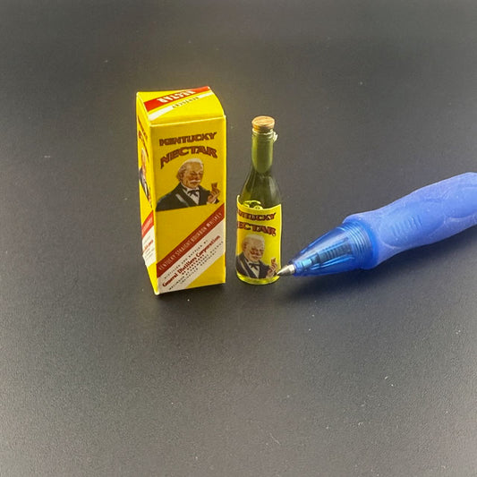 3 Stk. Weinflaschen aus Holz für Puppenhausminiatur im Maßstab 1:12