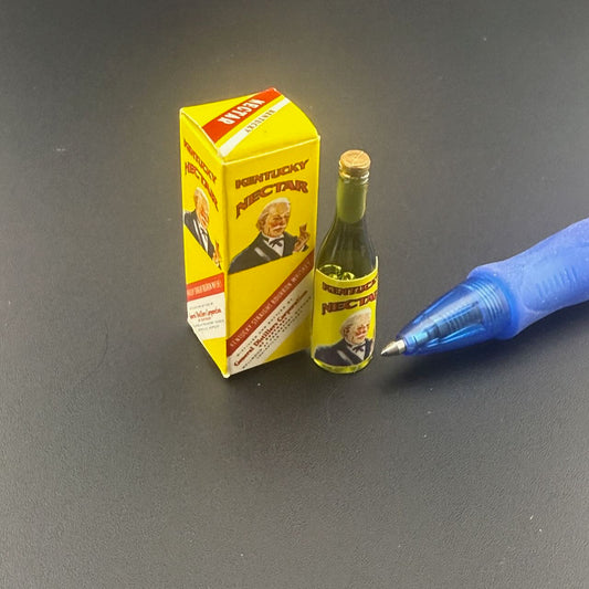 3 Stk. Weinflaschen aus Holz für Puppenhausminiatur im Maßstab 1:12