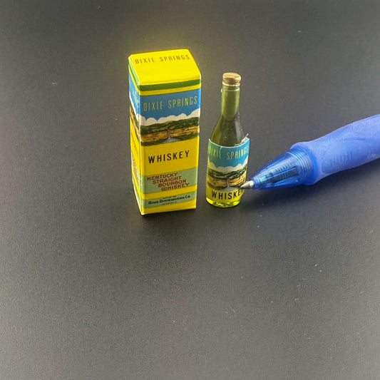 3 Stk. Weinflaschen aus Holz für Puppenhausminiatur im Maßstab 1:12