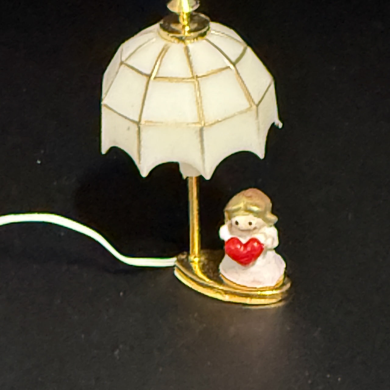 Miniature 12V Tiffany-Style Table Lamp with Girl Figurine – 1:12 Scale Dollhouse Light