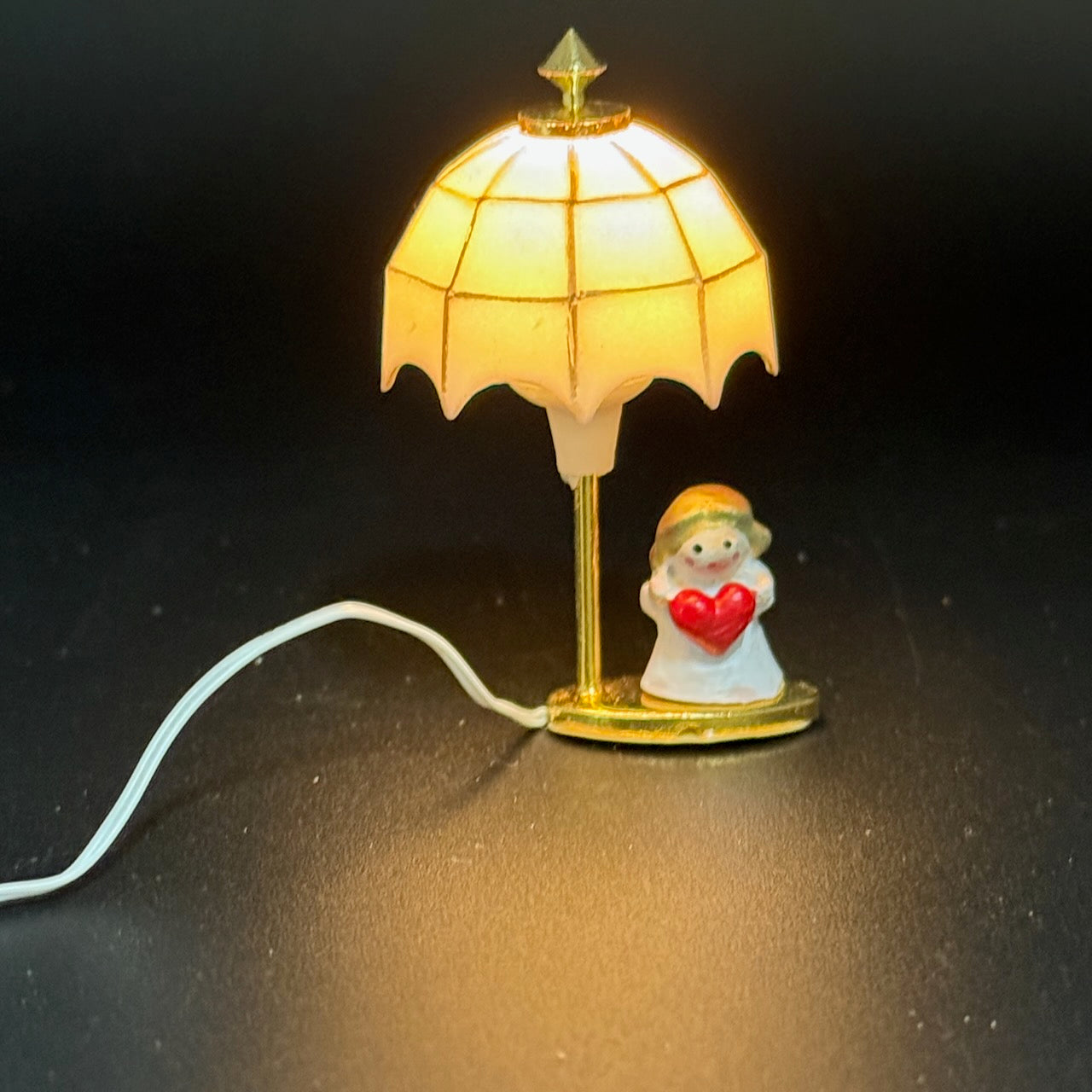 Miniature 12V Tiffany-Style Table Lamp with Girl Figurine – 1:12 Scale Dollhouse Light