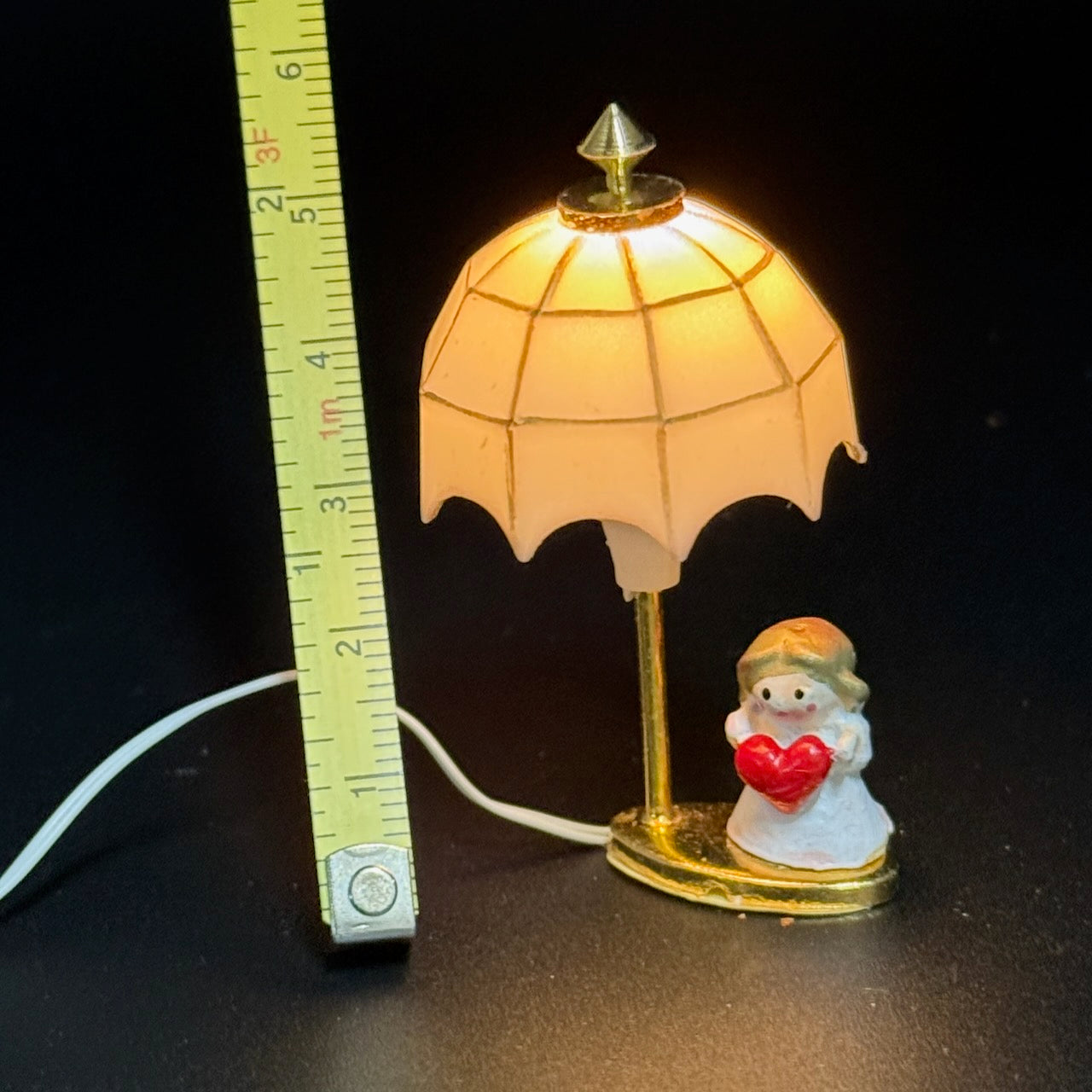 Miniature 12V Tiffany-Style Table Lamp with Girl Figurine – 1:12 Scale Dollhouse Light