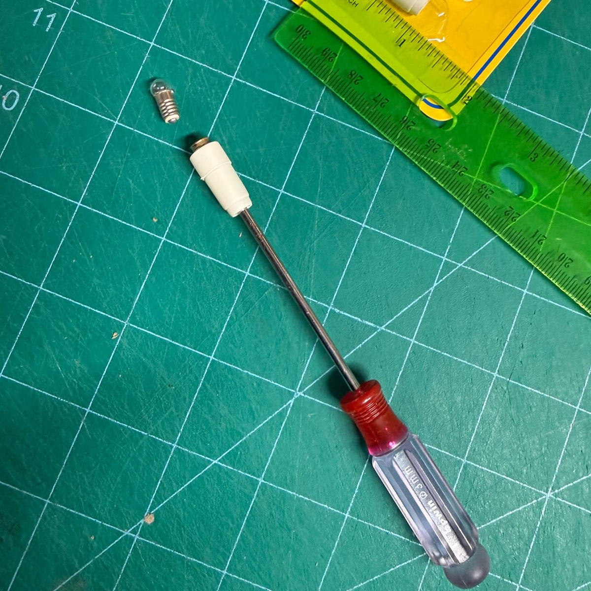 Vente de liquidation - Lot de 4 ampoules remplaçables 12 V, ampoules de rechange à pointe de bougie 12 volts pour maison de poupée 1:12, lumière blanche
