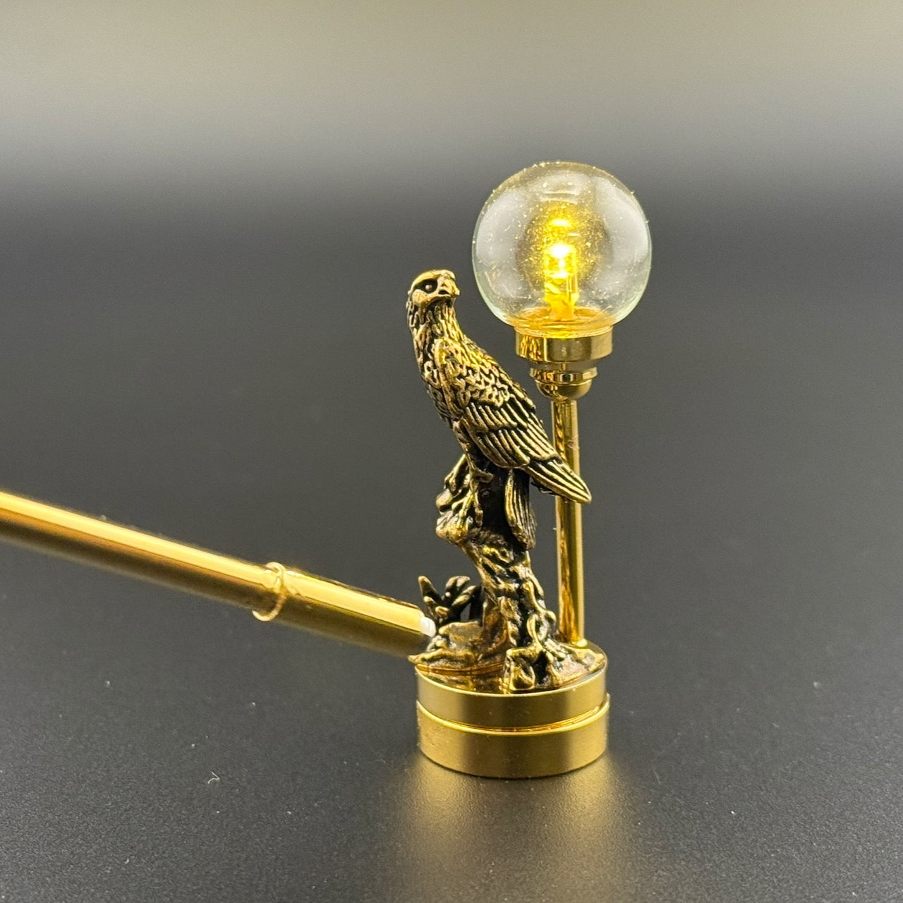 Miniatur-Deckenlampe aus Messing, berührungslose Bedienung mit Stab, klarem langem Schirm, LED-Licht im Maßstab 1:12 für Puppenhaus, berührungslos, ohne Schalter, gestuft